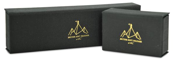 2 sizes of black box, magnetic cover. Printed gold logo