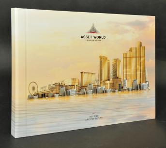 หนังสือ Asset World Corporation เป็นหนังสือ Photo book ขนาด A4 เป็นหนังสือปกแข็งจั่วปัง เนื้อในเป็นกระดาษมาร์ชเมลโล่สีขาว สะอาดตา มีแผ่นแทรกเป็นกระดาษไข ปริ้นท์ด้วยระบบดิจิตอล สวยงาม เข้าเล่มด้วยการเย็บด้าย  