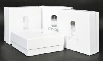 กล่อง CLINIQUE ลักษณะเป็นกล่องกระดาษห่อจั่วปังฝาครอบ สีขาว โลโก้ปั้มฟอยล์เงินเงา เรียบหรู สะอาดตา มีคุณค่า