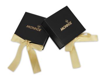 กล่อง Monnie Jewelry เป็นกล่องกระดาษแข็งจั่วปังห่อกระดาษอาร์ต พิมพ์สีดำ ปั๊มฟอยล์ทองตรงโลโก้ ติดริบบิ้น พร้อมส่งมอบเป็นของขวัญ ให้แก่ตัวเองหรือคนที่คุณรัก