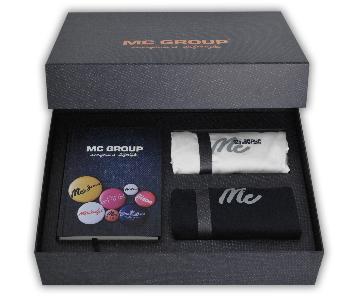 กล่องใส่ชุดของขวัญ 3 ชิ้น สมุดไดอารี่/เสื้อยืด 2 ตัว (สีขาว/สีดำ) โดย Mc Group  ผู้จัดจำหน่ายเสื้อผ้าสำเร็จรูป