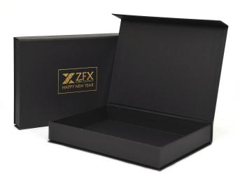 กล่อง ZFX เป็นกล่องฝาแม่เหล็ก ฝา 4 ชิ้น ใช้กระดาษแข็งจั่วปังห่อด้วยกระดาษ Pop set Super Black เพิ่มความโดดด่น ด้วยการปั๊มฟอยล์สีทองโลโก้ และข้อความ ลงบนกล่อง ทำให้ดู Luxury ขึ้นมาทันใด