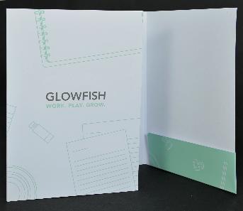 แฟ้มเอกสาร Glowfish Folder  โดย เฮอริเทจ เอสเตทส์
กระดาษ Elegance 320 แกรม ( เนื้อขาว )
พิมพ์ออฟเซ็ท 2 สี สีเขียว 565C + สีเทา Cool Gray 10 C
เคลือบด้าน