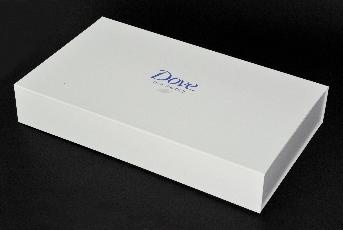 กล่องกระดาษใส่สินค้าสีขาว โดยบริษัท ยูนิลีเวอร์ ไทย เทรดดิ้ง จำกัด 